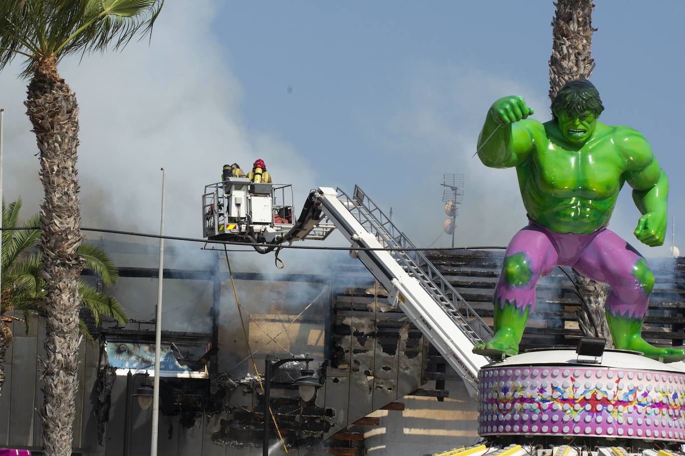 28-08-2020. El edificio del Club Náutico de Lo Pagán arde por un incendio iniciado en las cocinas. Las llamas, ayudadas por el viento, se desplazan hasta la dársena de embarcaciones, lo que obliga a un éxodo hacia la bahía de Villananitos. Ocho personas son desalojadas del inmueble vanguardista. 