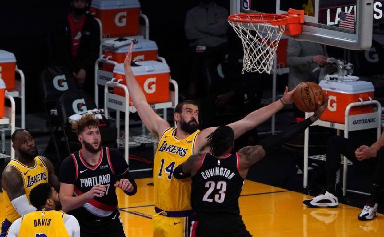 Marc Gasol defiende durante el partido. 