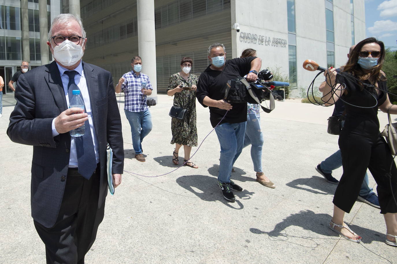 19-06-2020. El expresidente de la Comunidad Ramón Luis Valcárcel declara ante el juez para aclarar si lideró una trama que malversó con la desaladora de Escombreras. Valcárcel sostiene que la desalinizadora era un proyecto interesante para la Región «tras haberse cercenado el Plan Hidrológico Nacional y suprimido el trasvase del Ebro». La juez deniega la petición de prisión provisional comunicada y sin fianza meses después. 