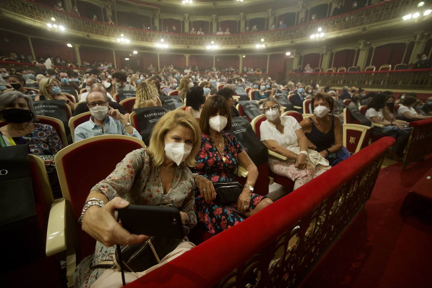 01-10-2020. El Teatro Romea reabre sus puertas con el estreno de la Compañía Deconné de ‘La perspectiva del suricato’. El espacio escénico más emblemático de Murcia levanta el telón con las medidas de higiene recomendadas para garantizar la celebración de espectáculos con seguridad, y con el aforo reducido a 350 espectadores. La actividad cultural intenta mantener el tono el resto del año a pesar de las duras restricciones por la pandemia. 