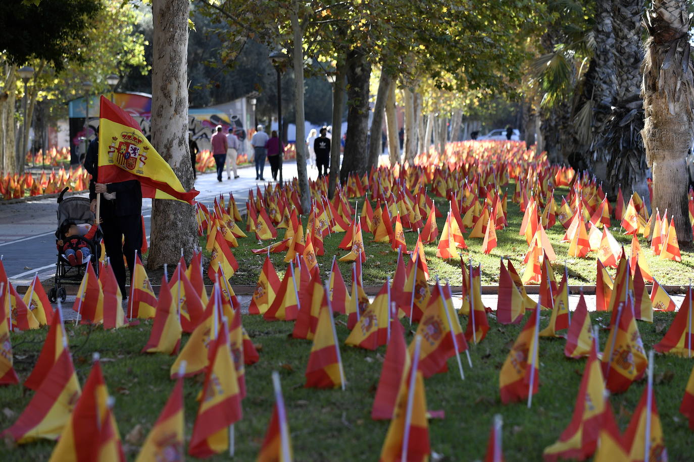 19-10-2020. 56.000 banderas por las víctimas de la Covid 'amanecen' en la avenida 'Juan de Borbón. 