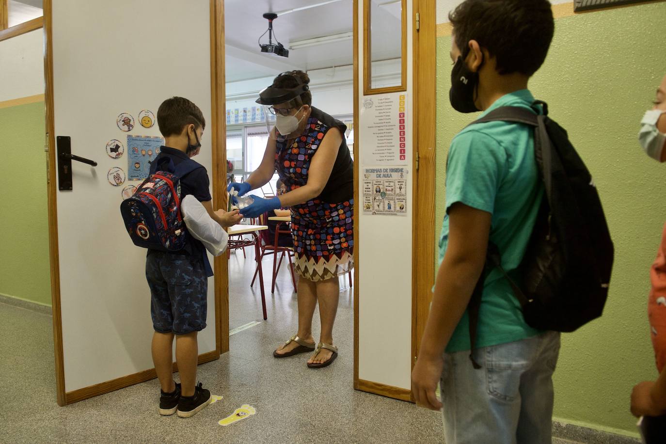 14-09-2020. El sistema, que busca reducir los aforos sin rebajar las ratios, indigna a la comunidad educativa, que se queja de las dificultades para conciliar. En la imagen, alumnos limpiándose las manos con gel hidroalcohólico en el colegio Nuestra Señora de la Fuensanta de Beniaján.