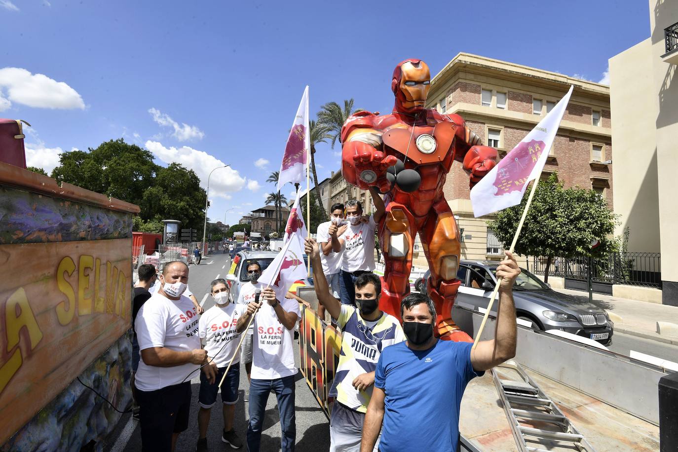 04-09-2020. Los feriantes protestan por las calles de Murcia con coches de choque y figuras gigantes