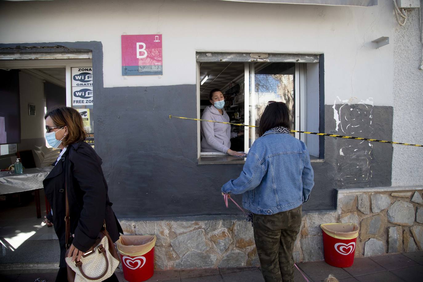 Fotos: Comerciantes y hosteleros de Los Alcázares soportan el cierre perimetral más largo de la Región