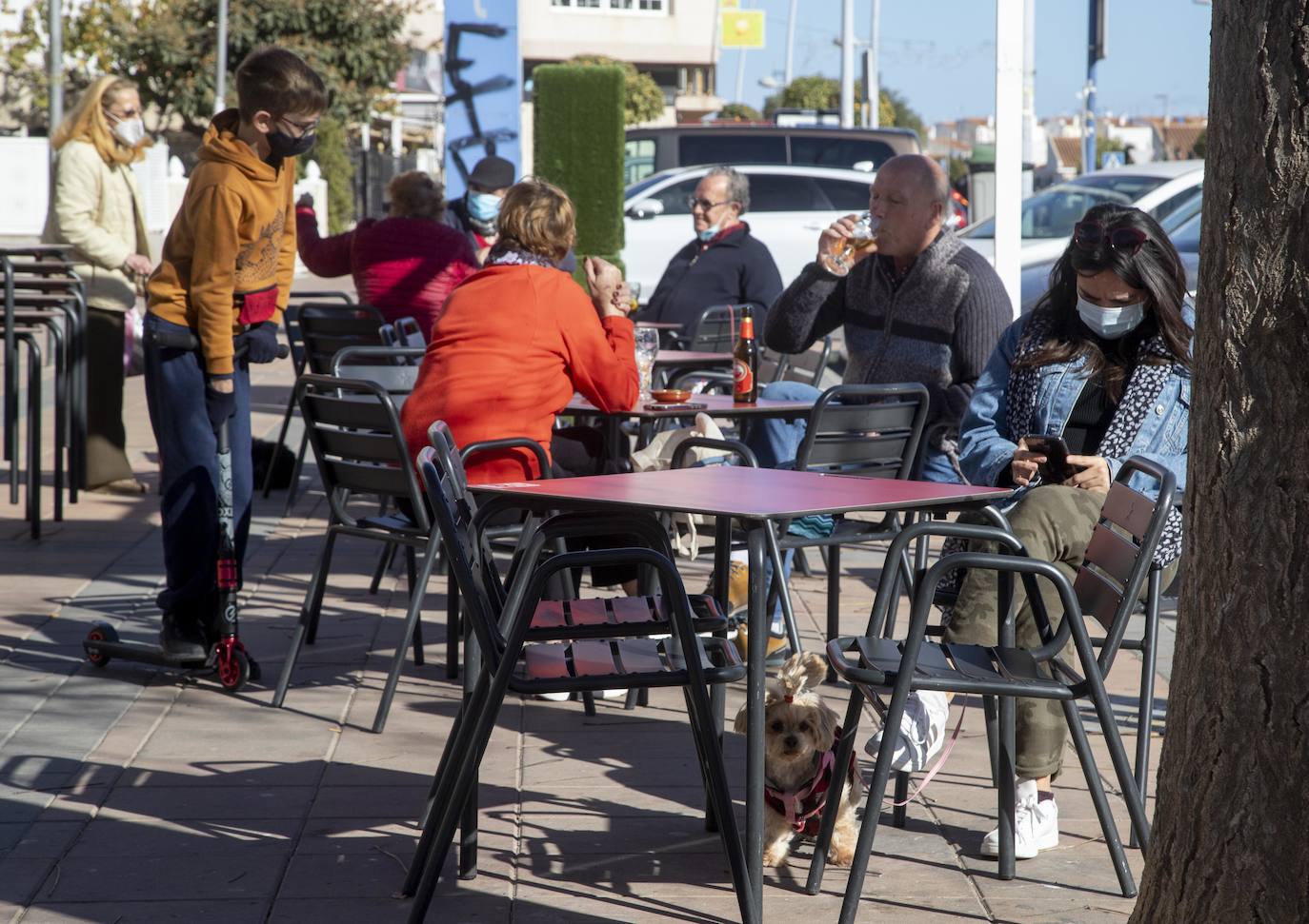 Fotos: Comerciantes y hosteleros de Los Alcázares soportan el cierre perimetral más largo de la Región