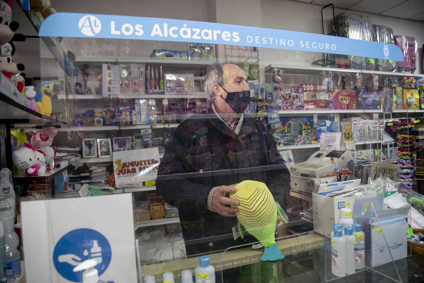 Fotos: Comerciantes y hosteleros de Los Alcázares soportan el cierre perimetral más largo de la Región