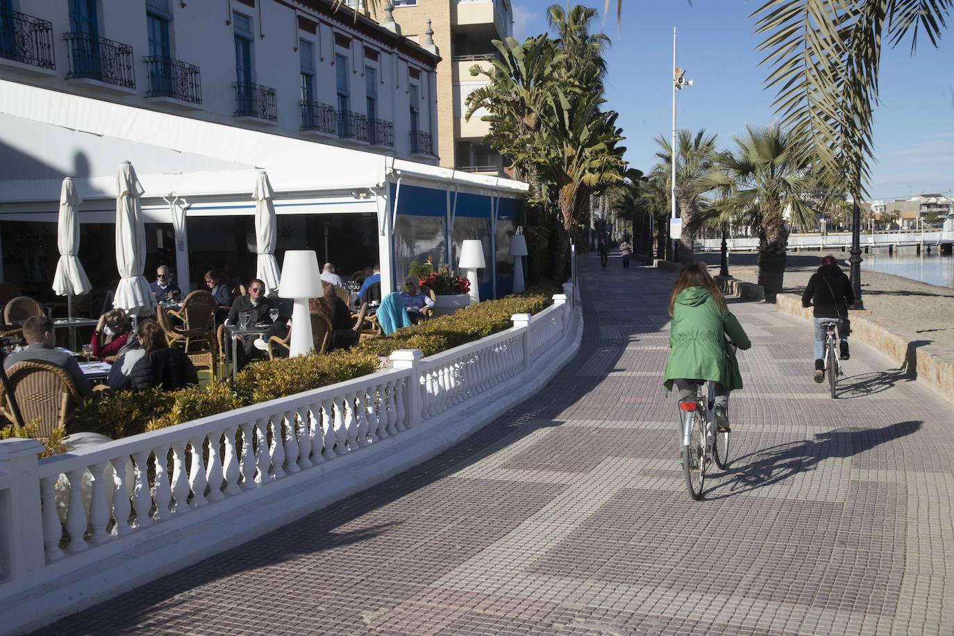 Fotos: Comerciantes y hosteleros de Los Alcázares soportan el cierre perimetral más largo de la Región