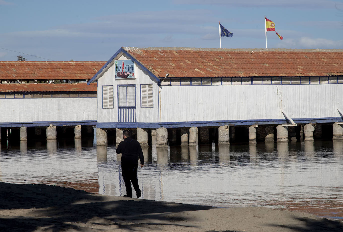 Fotos: Comerciantes y hosteleros de Los Alcázares soportan el cierre perimetral más largo de la Región