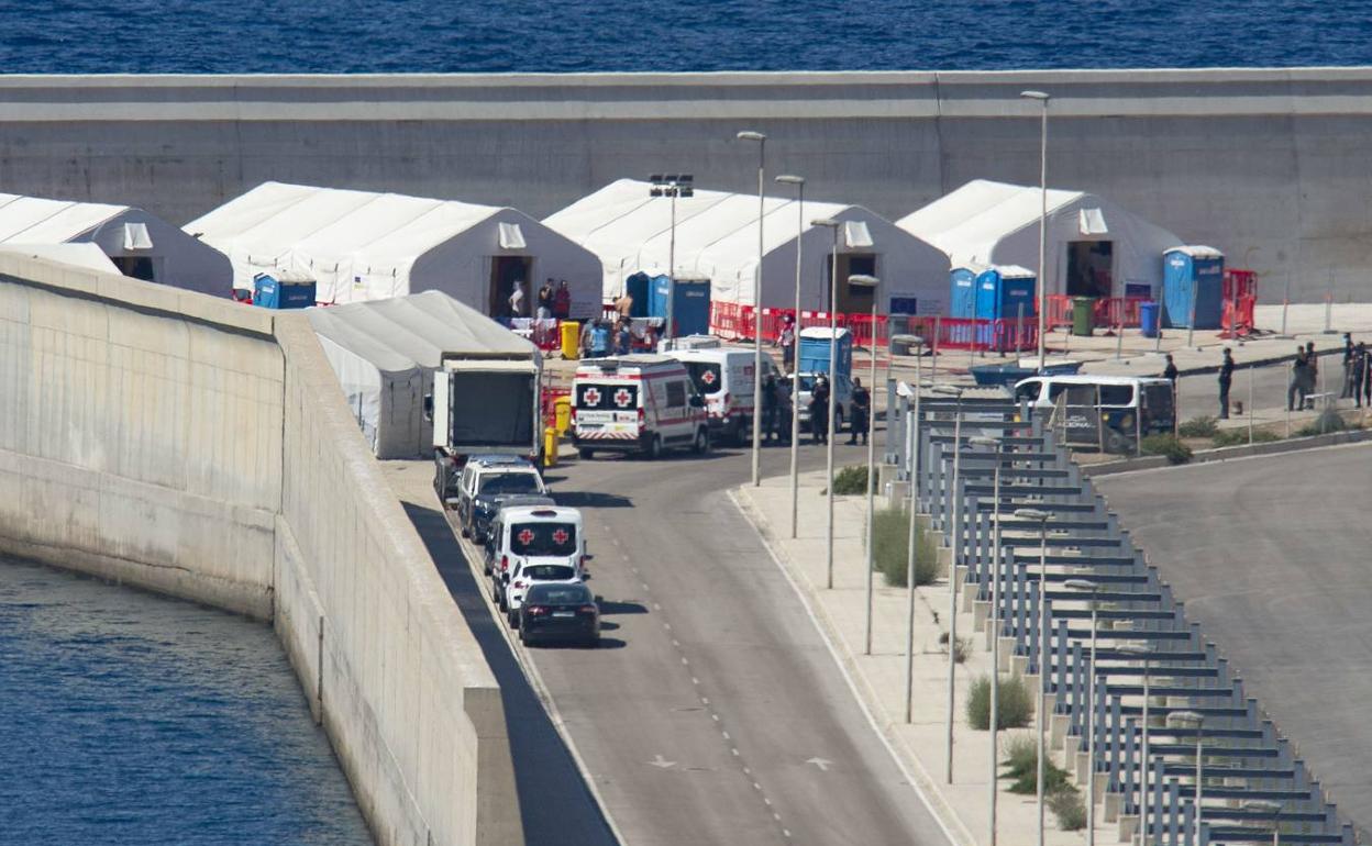 Imagen de archivo del dispositivo desplegado en el dique suroeste de Escombreras para atender a los inmigrantes. 