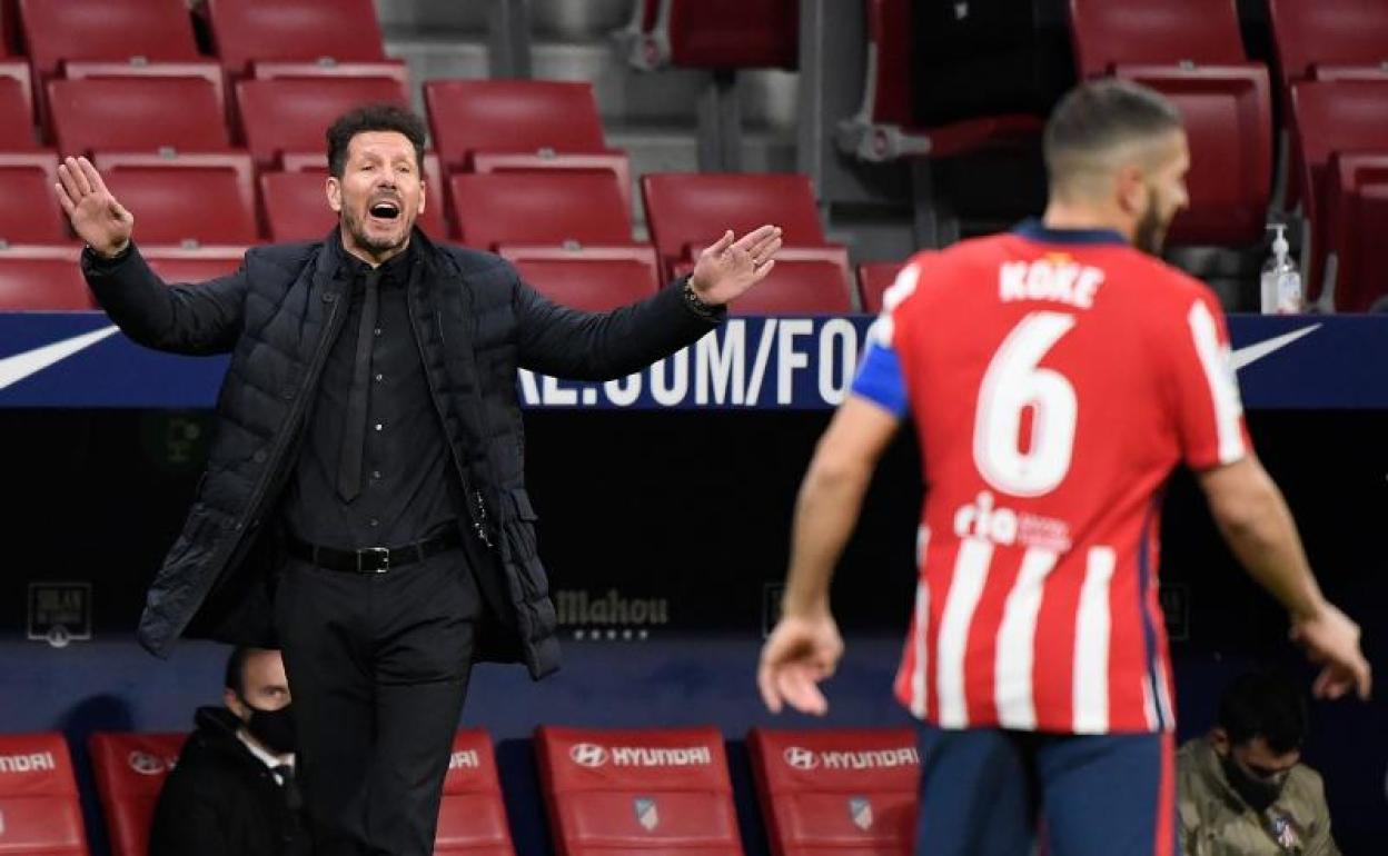 Simeone reclama en presencia de Koke durante el partido entre el Atlético y el Getafe. 