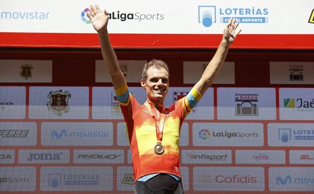 Luis León Sánchez, en agosto, celebrando en Jaén su triunfo en el Campeonato de España de ciclismo en ruta. 