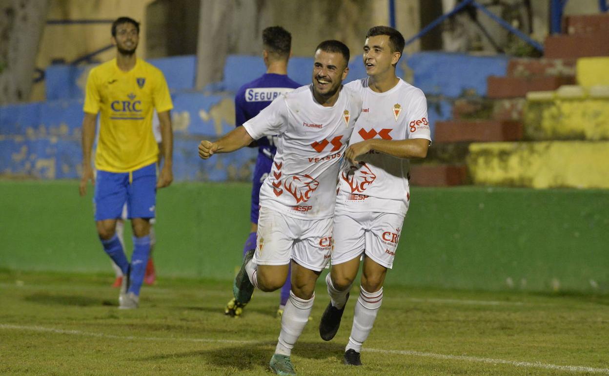 Silvente, felicitado por Pablo Haro, tras marcar un gol en pretemporada.