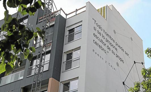 Fachada principal y lateral del edificio de Urbincasa. 