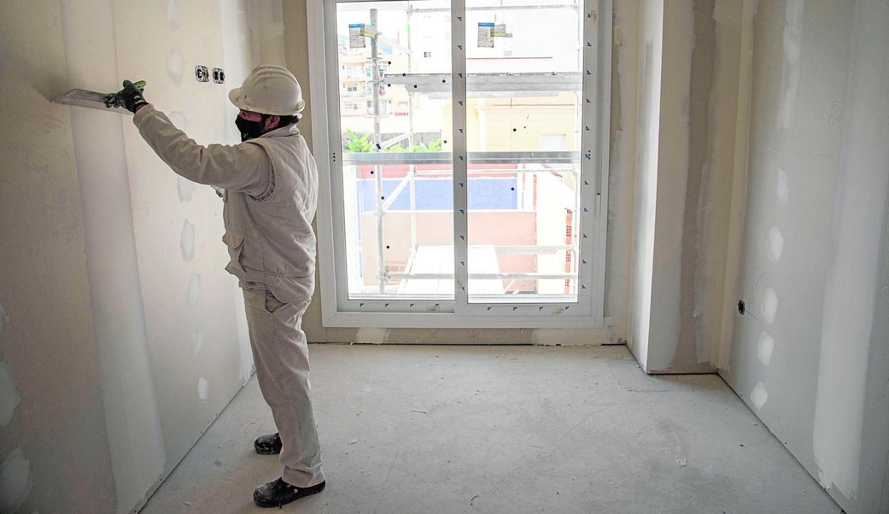 Un obrero trabaja en la panelación de un edificio en construcción en Cartagena. 