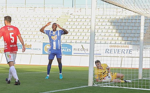 Mussoni se lamenta tras fallar una ocasión. 