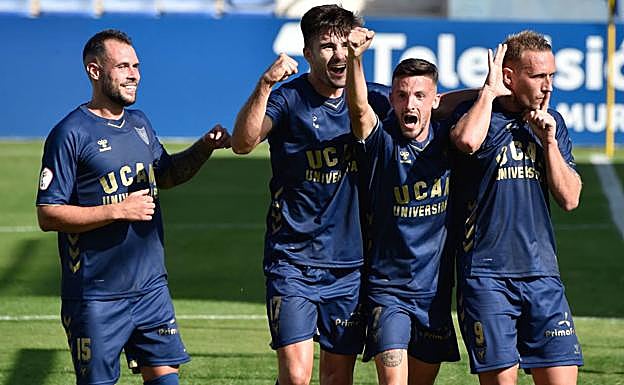 Santi Jara, Xemi Fernández, Javi Moreno y Aketxe festejan un tanto universitario. 