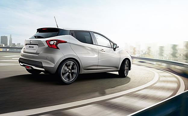 Los embellecedores de la parte delantera, trasera y lateral en negro brillante le aportan una presencia muy elegante. 