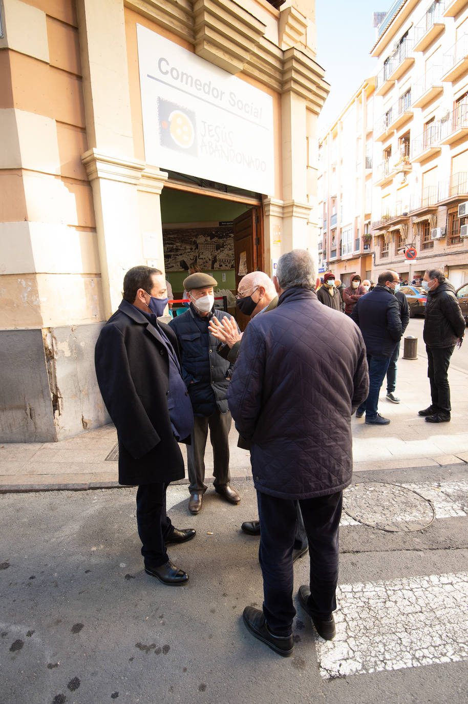 Fotos: La Consejería de Empresa y Croem donan material de abrigo a Jesús Abandonado