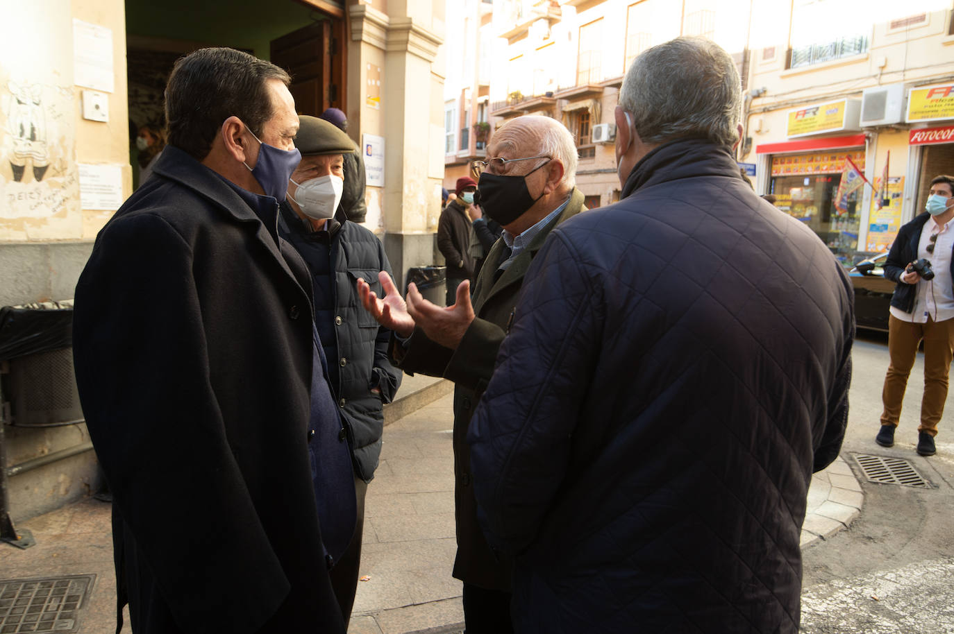 Fotos: La Consejería de Empresa y Croem donan material de abrigo a Jesús Abandonado