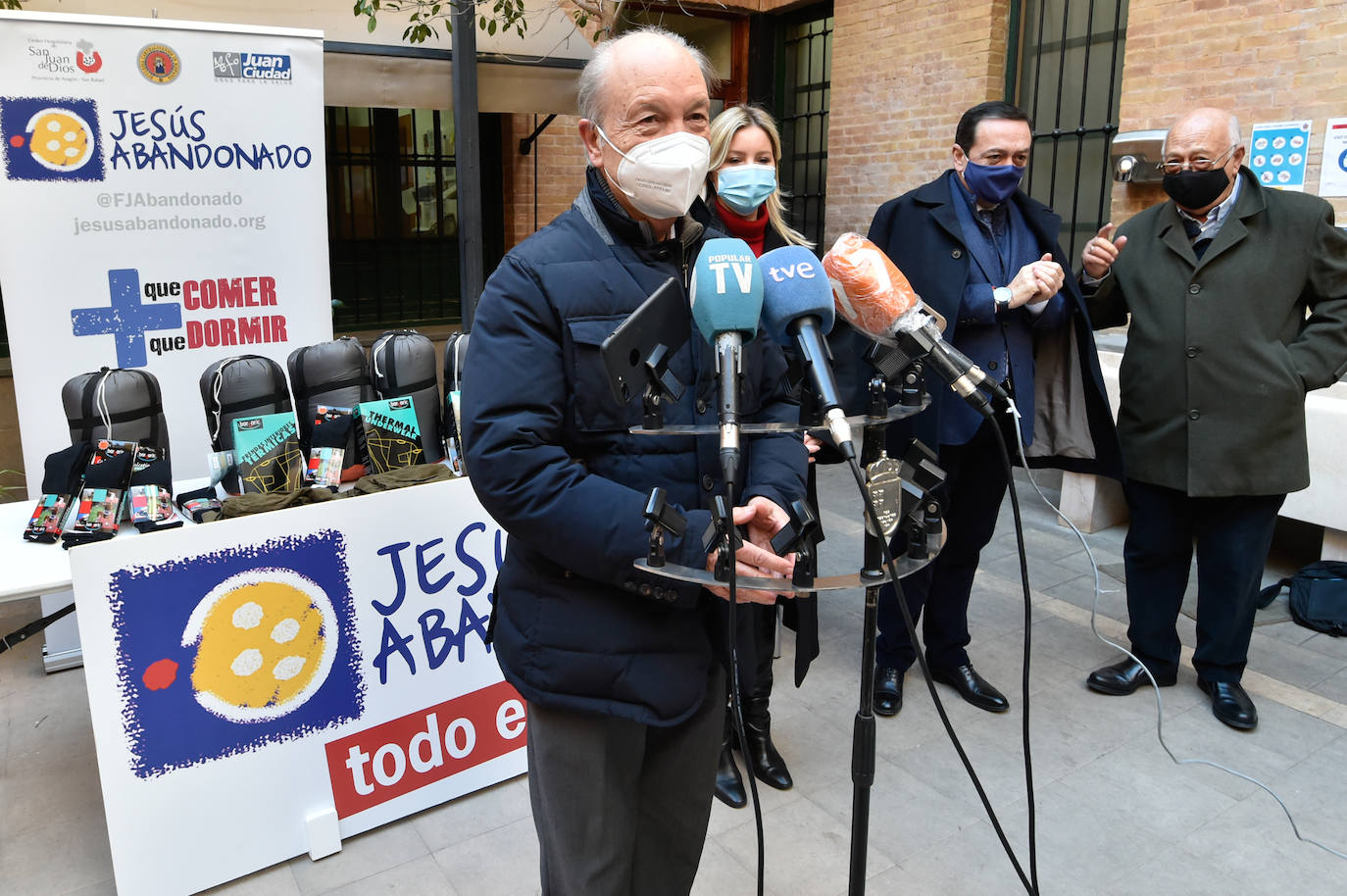 Fotos: La Consejería de Empresa y Croem donan material de abrigo a Jesús Abandonado