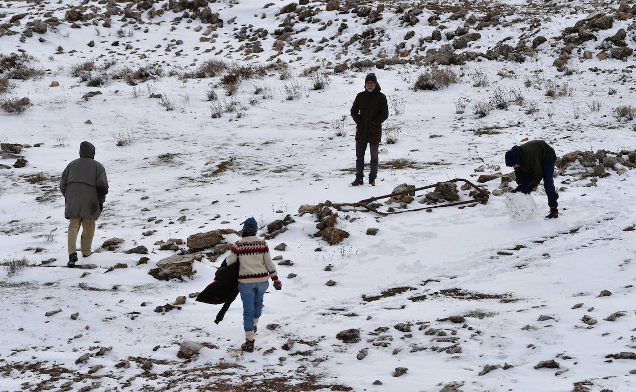 Varias personas juegan con la nieve en el Noroeste de la Región, en una imagen de archivo.