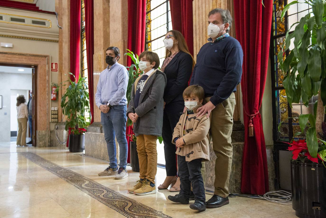 Fotos: &#039;Enseña Tu Belén&#039; premia a sus ganadores con un nacimiento realizado por maestros artesanos de Puente Tocinos