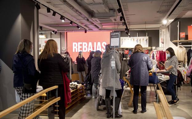 Galería. Comercios llenos en las rebajas de Cartagena