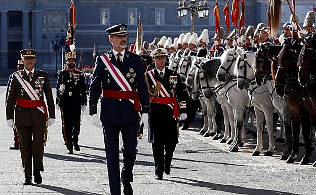 El rey Felipe VI pasa revista a la Guardia Real en la Pascua Militar del año pasado 