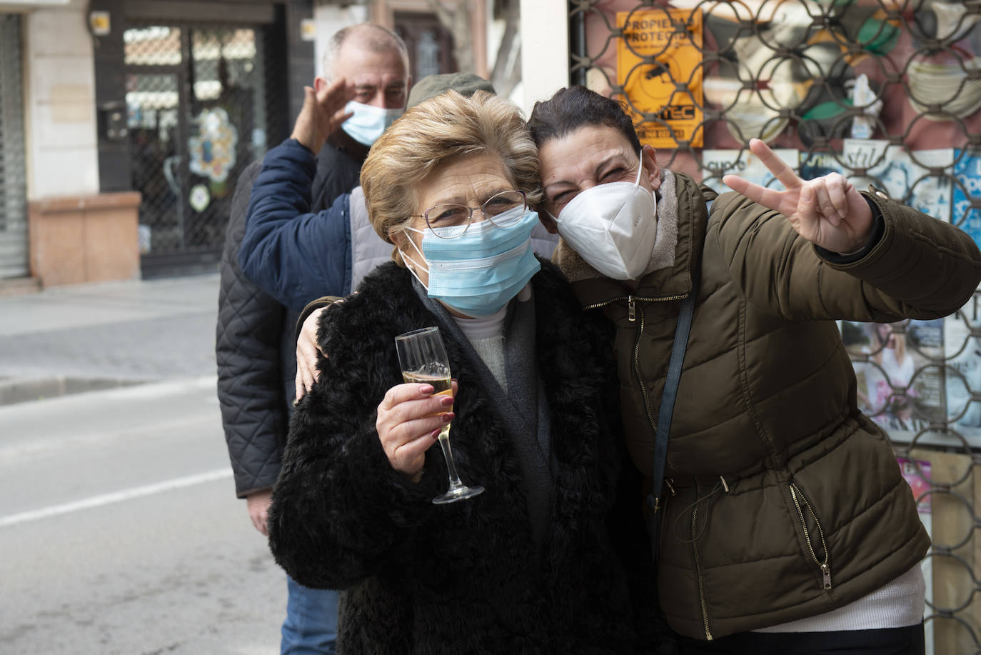 Celebración del segundo premio de la Lotería del Niño en la administración nº 2 de Alcantarilla.