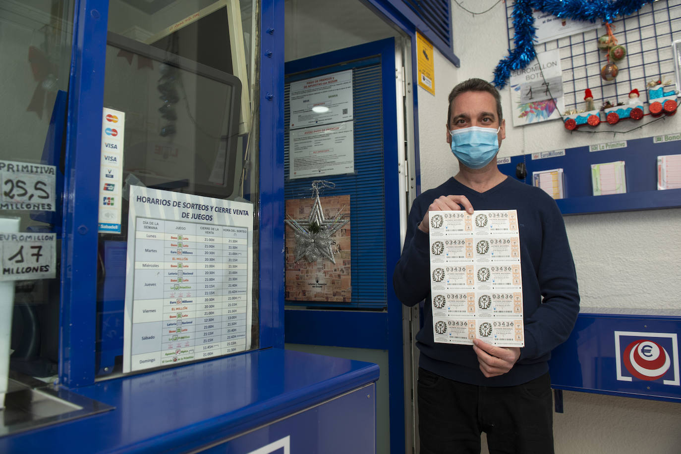 Celebración del segundo premio de la Lotería del Niño en la administración nº 2 de Alcantarilla.