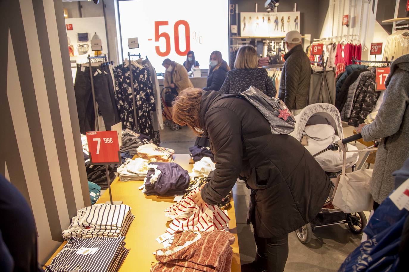 Fotos: Comercios llenos en las rebajas de Cartagena