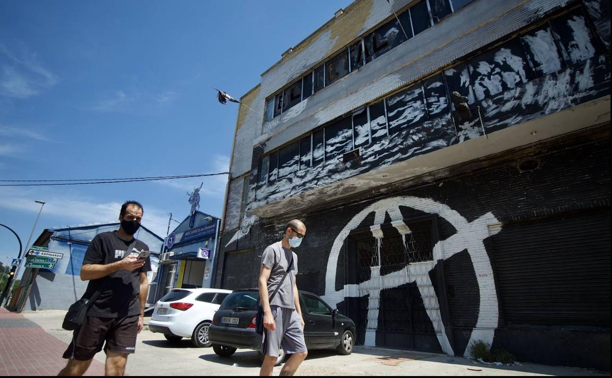 Imagen de archivo de una nave okupada en la Avenida Miguel de Cervantes de Murcia.