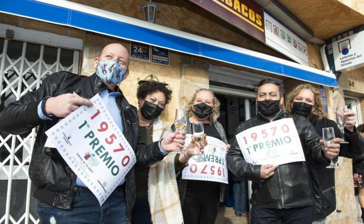 La administración situada en la carretera de Lorca de Sangonera la Seca celebra el primer premio de la Lotería del Niño.