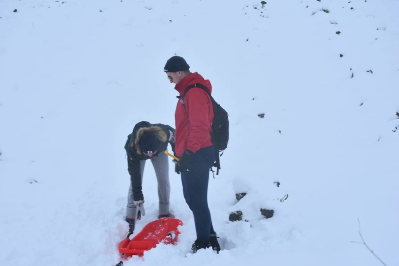 Vecinos disfrutan con la nieve, este viernes, en El Moral (Caravaca).