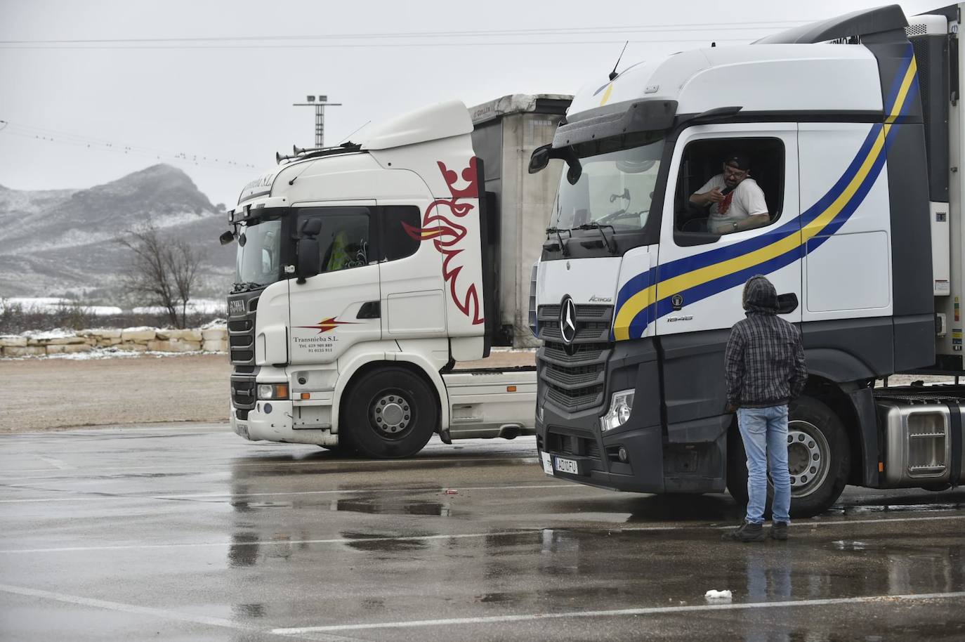 Camioneros retenidos en la Venta Pascual, en Hellín.