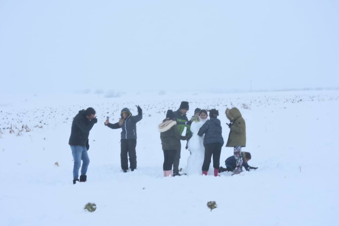 Vecinos disfrutan con la nieve, este viernes, en El Moral (Caravaca).