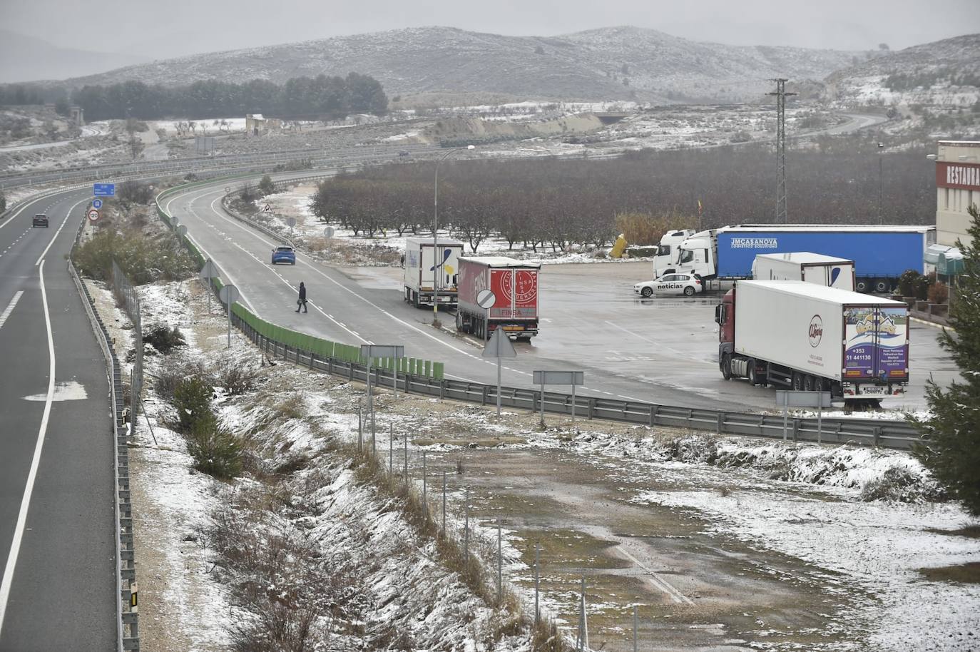 Camioneros retenidos en la Venta Pascual, en Hellín.