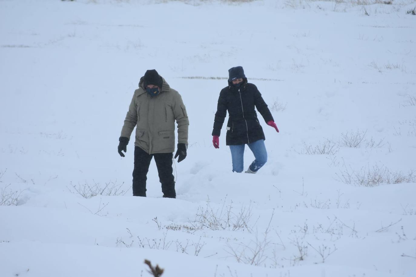 Vecinos disfrutan con la nieve, este viernes, en El Moral (Caravaca).