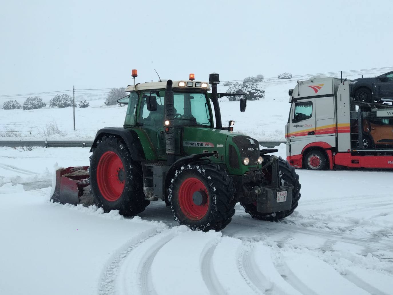 Un tractor abriendo surcos en la nieve en El Moral (Caravaca).