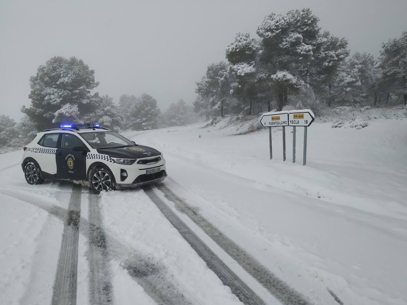 Nieve en las proximidades de Yecla, este viernes.