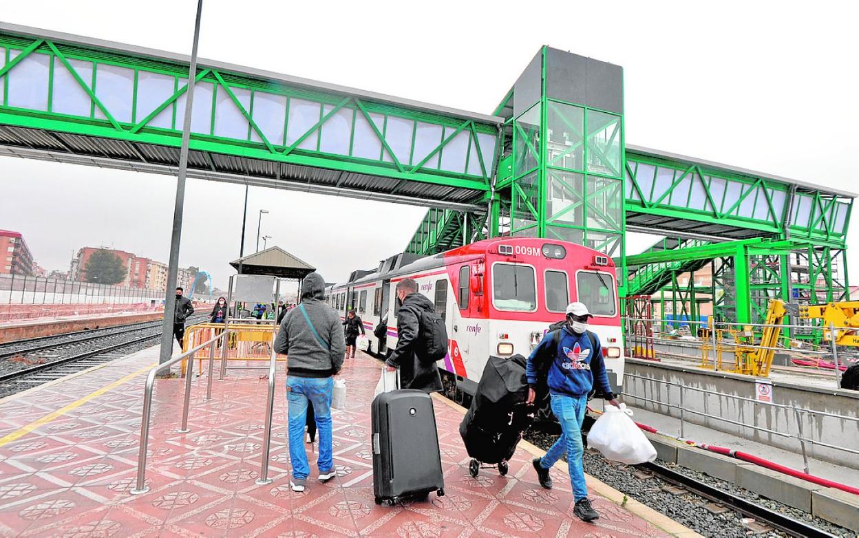 La pasarela provisional para los viajeros instalada en la estación del Carmen. 