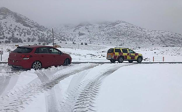 Rescate de un coche atascado en la nieve en Los Royos (Caravaca), este viernes.