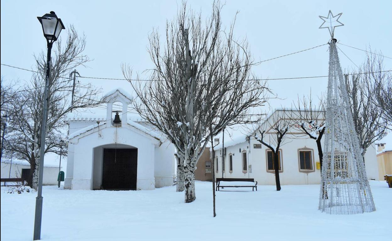 La ermita de la Virgen de Fátima de la pedanía caravaqueña de El Moralejo, cubierta de nieve, este viernes.