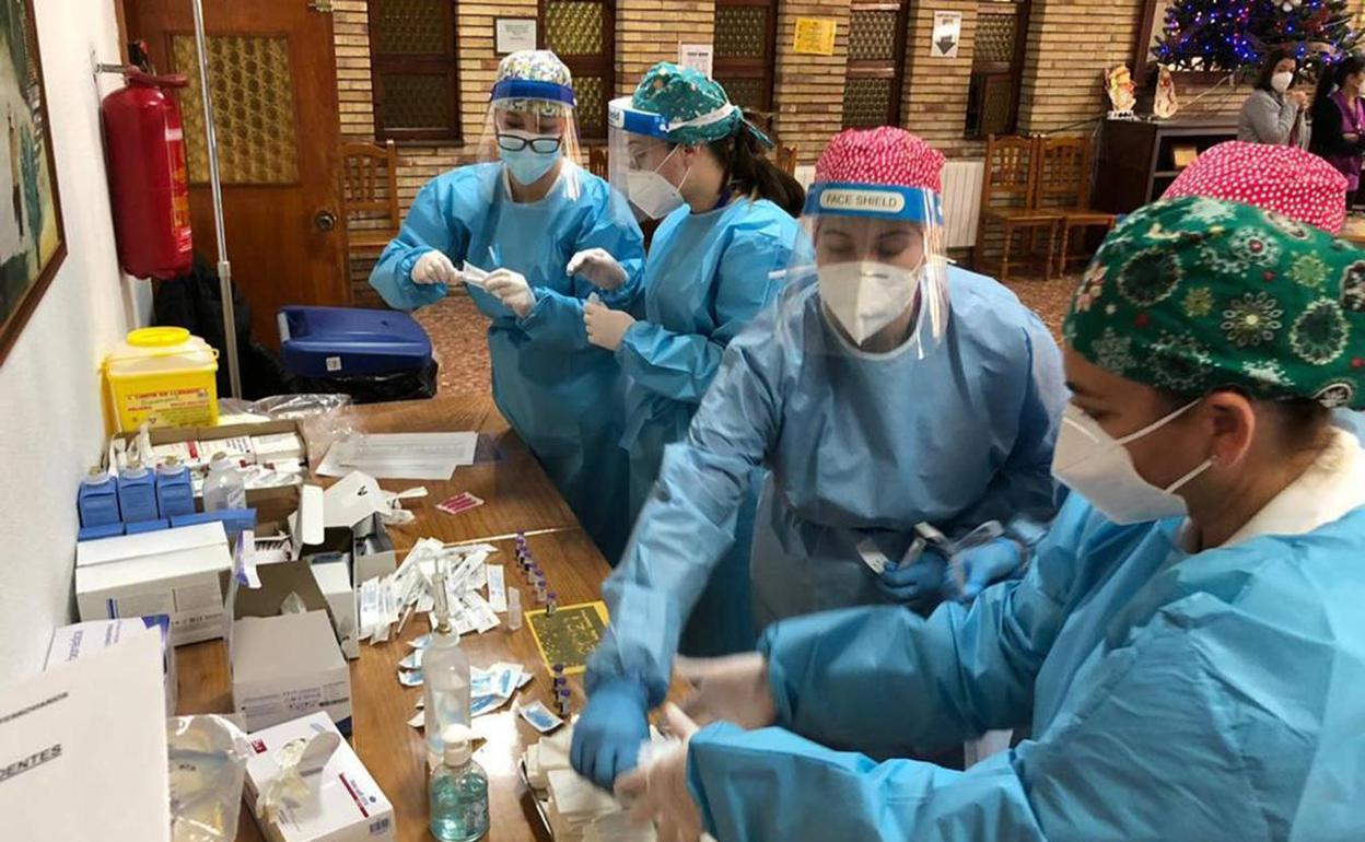 Varias enfermeras preparan las vacunas en una imagen de archivo. 