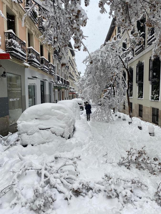 Una calle de Madrid cubierta por la nevada. 