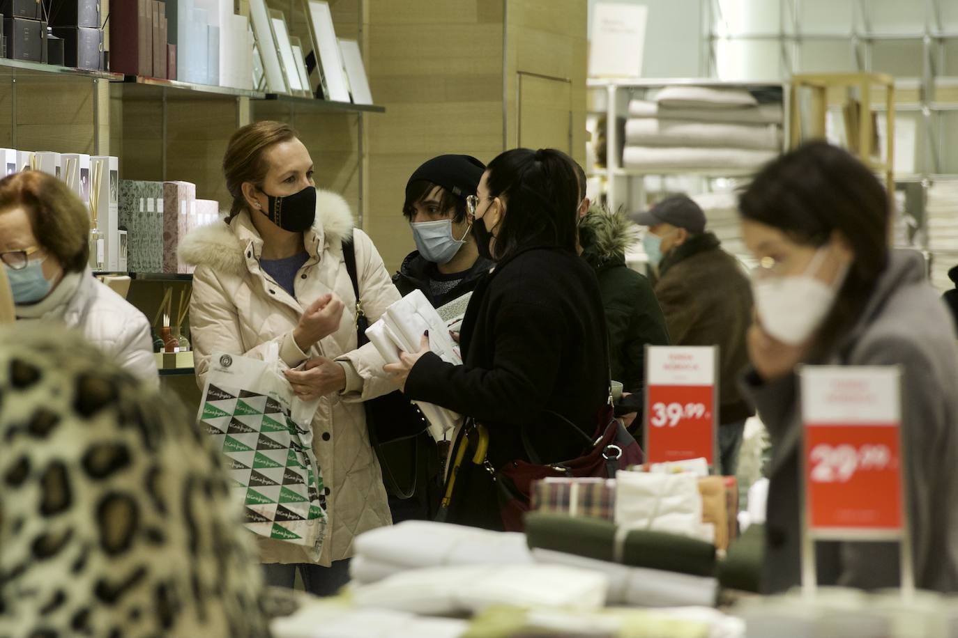 Fotos: El mal tiempo y las restricciones cubren de nubarrones la campaña de rebajas en Murcia