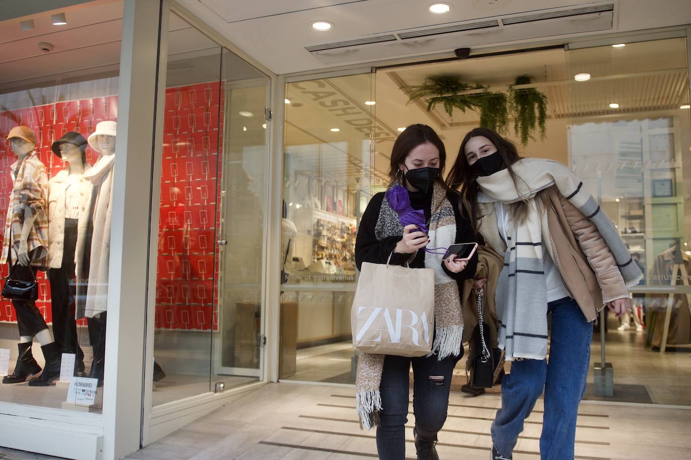 Fotos: El mal tiempo y las restricciones cubren de nubarrones la campaña de rebajas en Murcia