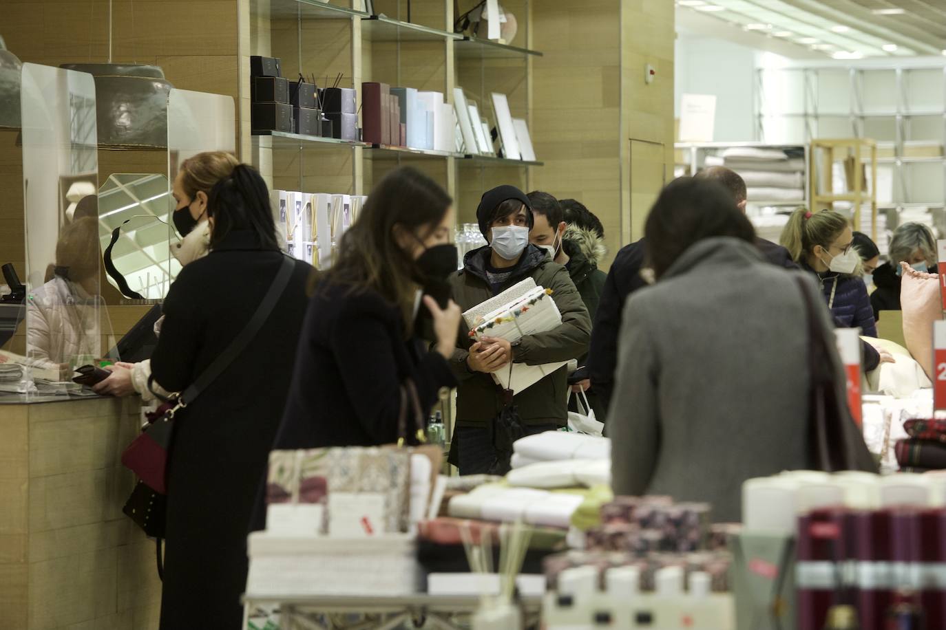 Fotos: El mal tiempo y las restricciones cubren de nubarrones la campaña de rebajas en Murcia