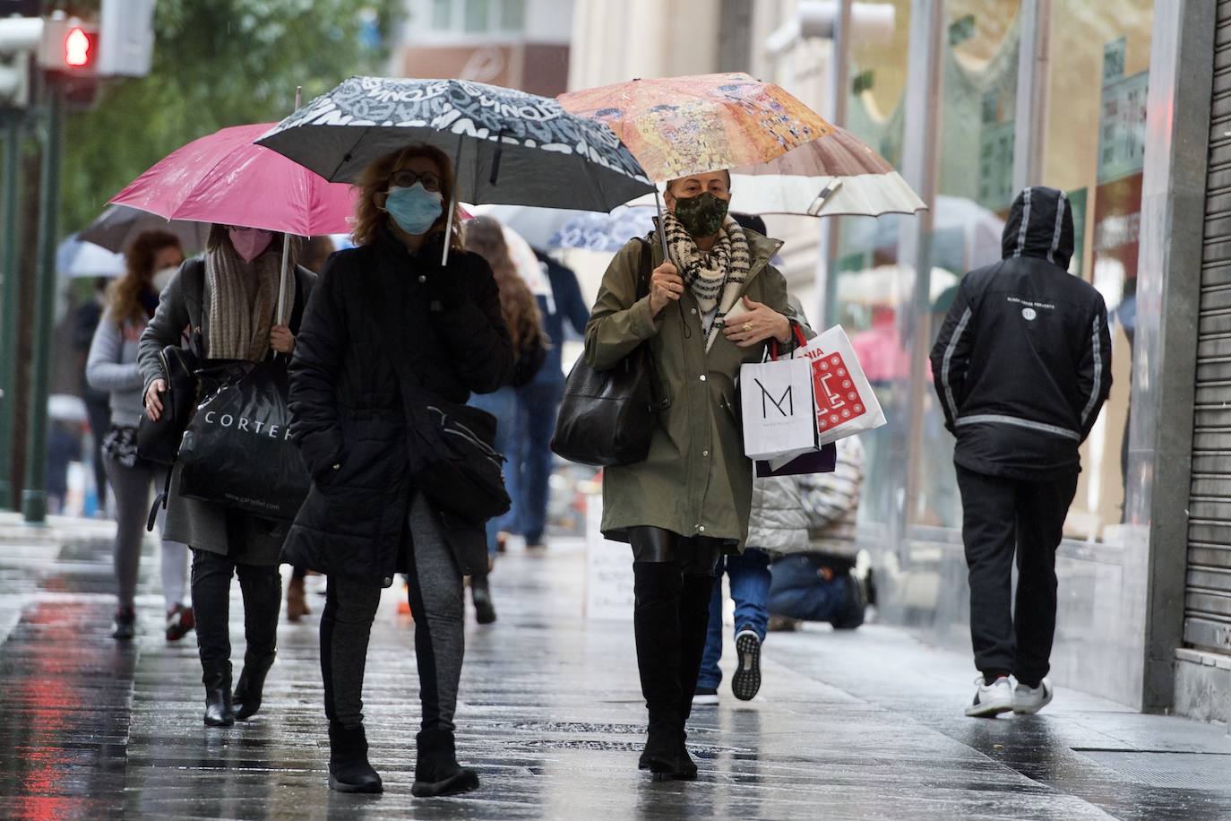 Fotos: El mal tiempo y las restricciones cubren de nubarrones la campaña de rebajas en Murcia