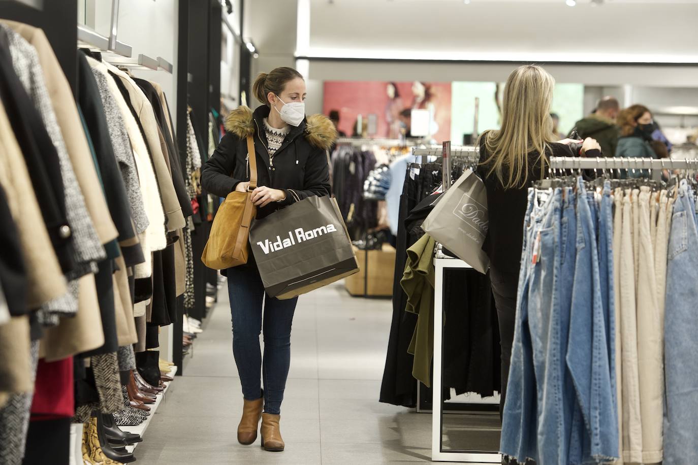 Fotos: El mal tiempo y las restricciones cubren de nubarrones la campaña de rebajas en Murcia